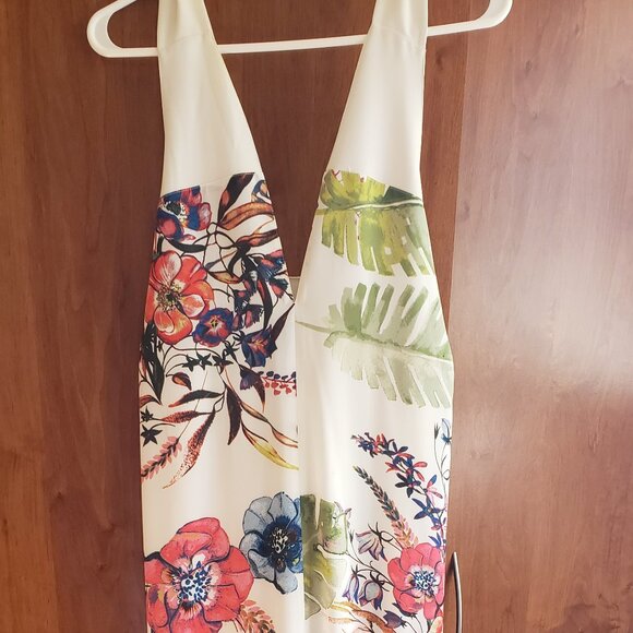 Beautiful halter sundress - Picture 3 of 3